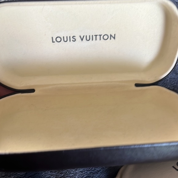 LOUIS VUITTON
Oversized Soupcon Sunglasses Z0255W Dark Tortoise - Picture 5 of 6